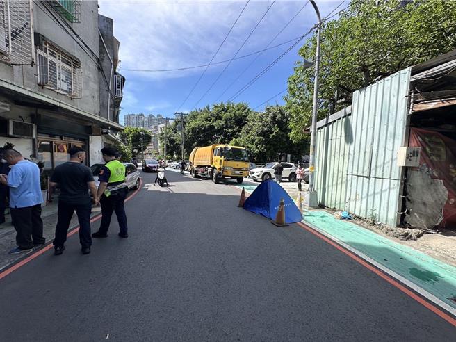 环保局吕姓驾驶22日上午，驾驶垃圾车行经中和区自强路，不慎撞毙80岁王姓老妇。（中和警分局提供）