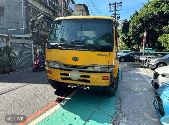 吕男驾垃圾车沿中和区自强路行驶，未注意行走于标线型人行道的王妇，她突然倒地，遭垃圾车当场辗毙。（中和警分局提供）