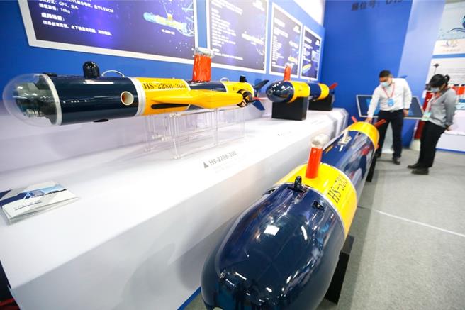 圖為觀眾在2020青島國際海洋科技展覽會上，參觀水下無人潛航器。（觀察者網）