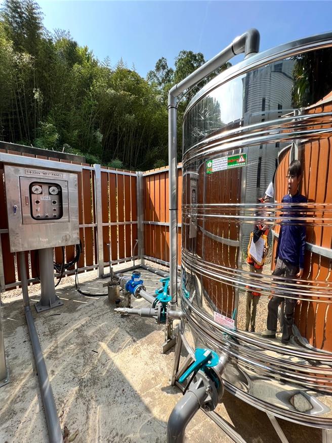 颱风过后导致復兴区溪水混浊，桃园市水务局随即启用溪口备援水井支援简易自来水系统，让復兴居民不用担心无水可用。（桃园市水务局提供）