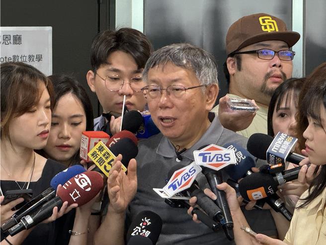 民眾黨主席柯文哲政治獻金風波纏身，柯文哲昨發文向支持者道歉；今（24）日受訪時再強調，他作為主帥當然要負最大責任，不會躲避，但也轟政論節目每天造謠，下周會找個時間召開記者會，一次釋疑。（李奇叡攝）