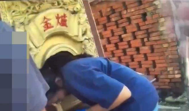 屏東25歲楊姓男子涉嫌持有槍毒，為躲避警方查緝，他異想天開將槍藏在一處土地公廟的金爐內，似乎想祈求神明庇護，但仍遭逮。（警方提供／謝佳潾屏東傳真）