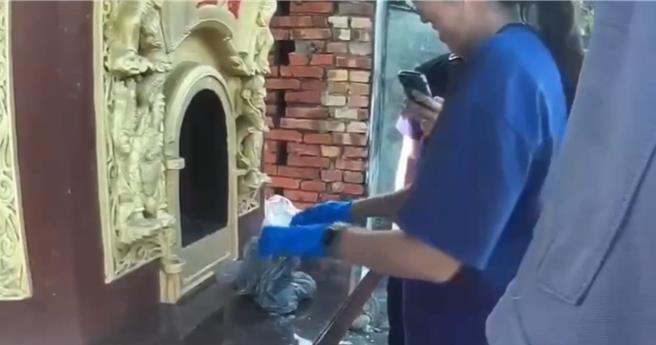 屏東25歲楊姓男子涉嫌持有槍毒，為躲避警方查緝，他異想天開將槍藏在一處土地公廟的金爐內，似乎想祈求神明庇護，但仍遭逮。（警方提供／謝佳潾屏東傳真）