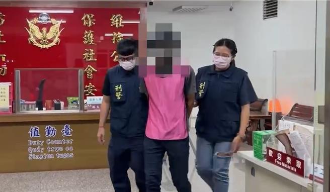 屏東25歲楊姓男子涉嫌持有槍毒，為躲避警方查緝，他異想天開將槍藏在一處土地公廟的金爐內，似乎想祈求神明庇護，但仍遭逮。（警方提供／謝佳潾屏東傳真）