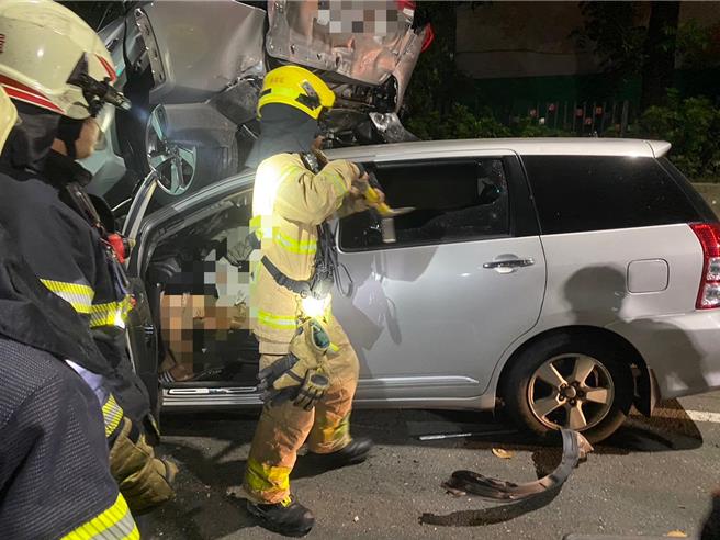 休旅車駕駛酒駕跑給警察追，自撞路邊5輛車受困，警方將其救出後送醫治療。（警方提供／任義宇高雄傳真）