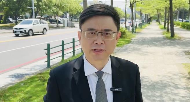 民进党立委赖瑞隆批评，双十国庆是中国民国台湾最重要的庆典活动，这几年除了中华民国的元素，也增加更多台湾的元素，不容易这几年建立起来，不要再走回华国美学这条路，如果是低俗和简易化，整个文化素养会持续下滑。（赖瑞隆办公室提供／游念育台北传真）