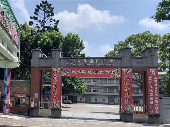 学校就在住家对面，却不能就近就读，桃园市平镇区南势国小已达总量管制，桃园市政府教育局规画在平镇山子顶地区的文小四用地，新建平镇国小预计规画36班，117学年度招生，设校经费12亿。（廖姮玥摄）