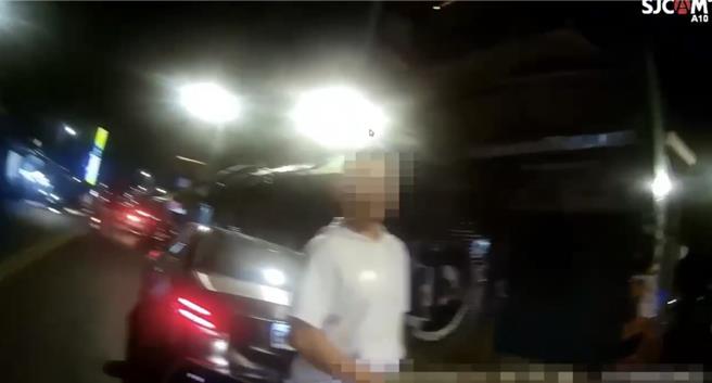 新北三峽35歲劉姓男子年初將愛車借給朋友，結果朋友酒駕導致車牌遭扣，劉男取回車輛後為了繼續上路竟懸掛偽造車牌。（三峽警分局提供）