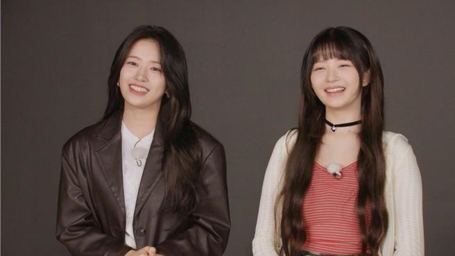 「IVE」安兪真（左）、Rei在《RM》当前辈教导菜鸟高年级练习生。（中天综合台提供）