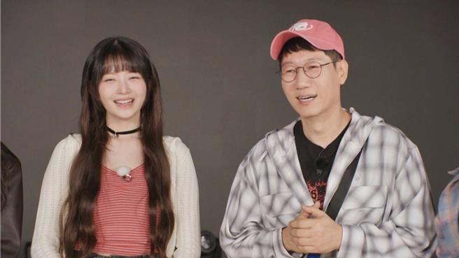 「IVE」Rei（左）对池锡辰的印象只有「无聊」。（中天综合台提供）