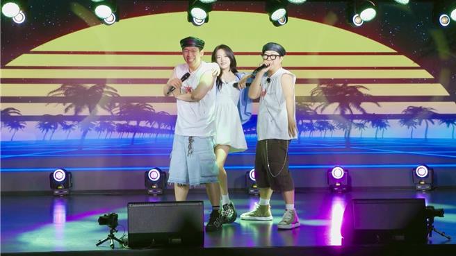 被当作宝贝的安兪真（中）负责歌唱，导致梁世灿（左）、哈哈不能唱歌只能伴舞。（中天综合台提供）