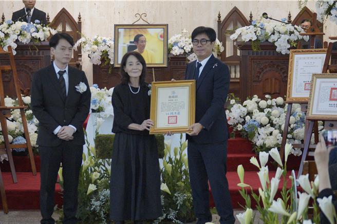陳其邁感念曾貴海貢獻，代表高雄市政府感念其貢獻，特頒發褒揚狀，以彰遺徽。（任義宇攝）