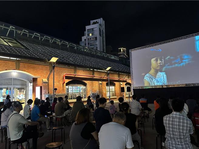 6月于西门红楼举办「电影中的台北」星光电影院，电影《油麻菜籽》户外放映实况。（图／文化局）