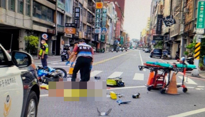 台南市中西区民权派出所前23日上午发生一起死亡车祸，张姓年轻骑士颈动脉遭玻璃画破身亡，现场地上留下一滩血迹。（读者提供／程炳璋台南传真）