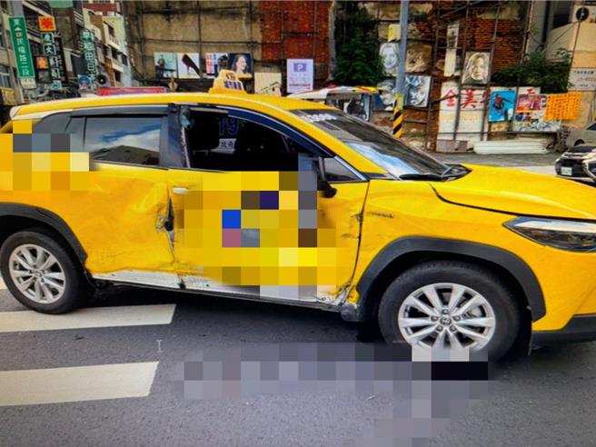 台南市中西区民权路与永福路口23日发生一起死亡车祸，计程车右前车窗被骑士撞破。（读者提供／程炳璋台南传真）