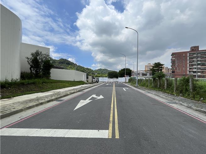 新北市政府为解决「顶福安居」社宅完工后土城中央路4段交通量将无法负荷的问题，正在开辟社宅基地南侧长380公尺、宽12公尺计画道路。（新北工务局提供）