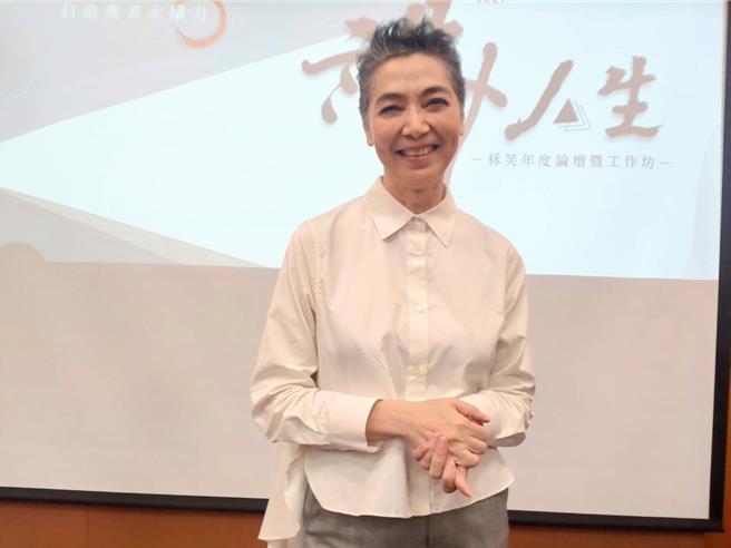 赖佩霞今神清气爽出席活动，分享身心灵所得。（王思颖摄）