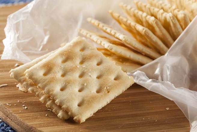 很多人都会拿苏打饼乾来解馋，以为是有益健康的零嘴。（示意图：shutterstock／达志）