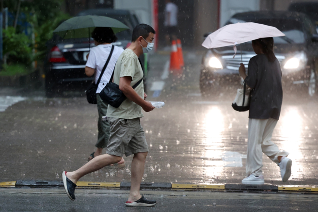 午後對流雲系發展旺盛，中央氣象署發布大雨特報。（鄧博仁攝）