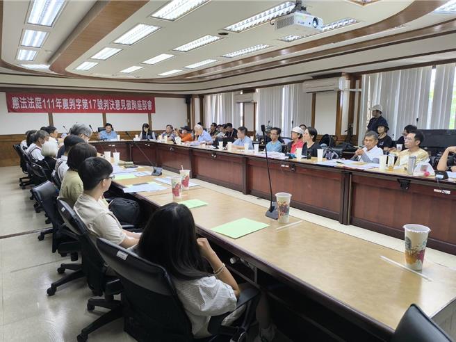 原民會24日在台中市原委會舉行座談會。（李京昇攝）