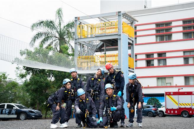 大元（左起）、張立東、乱彈阿翔、莎莎、姚元浩、郭泓志、鬼鬼前往台南新化消防訓練中心。（八大提供）