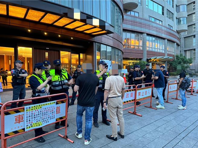 北联帮聚会，80警搜证盘查。（警方提供）