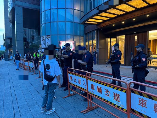 北联帮聚会，80警搜证盘查。（警方提供）