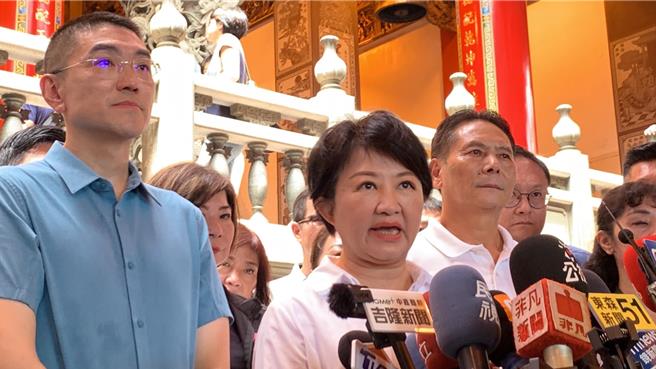 「基隆女儿」台中市长卢秀燕（中），今日与南投县长许淑华等人一同至基隆力挺市长谢国梁，营造女力大团结反罢梁。（徐佑升摄）