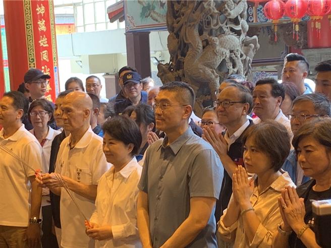 台中市长卢秀燕（左三）今日与南投县长许淑华、台北市议员游淑慧（右二）等人一同至基隆力挺市长谢国梁（右三），并在圣安宫参拜。（徐佑升摄）