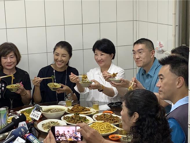 台中市长卢秀燕（后排右二），今日与南投县长许淑华（后排左二）等人一同至基隆力挺市长谢国梁（后排右一），并享用在地美食汕头炒麵。（徐佑升摄）