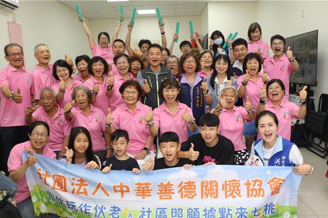 因应高龄化社会，新北社会局推动社会关怀据点，也与民间团体合作落实「世代共融」，今（24）日携手中华善德关怀协会，以视讯方式与协会各处总计10个据点办理祖孙家庭日。（贺培晏摄）