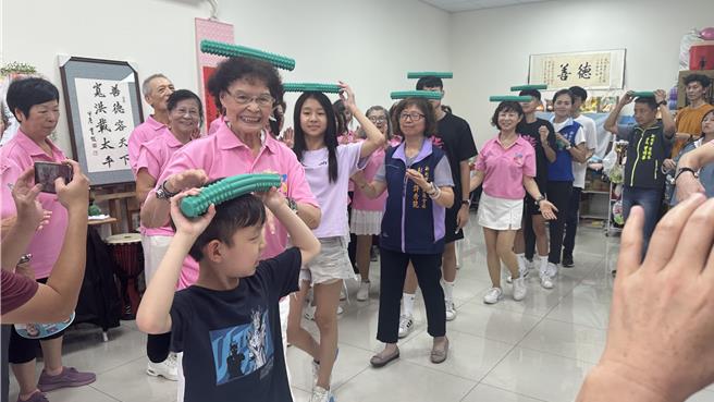 活动也邀请孙子与阿公阿嬷一起玩乐，更加瞭解长者在据点时的生活模式，也增进世代间的情感。（贺培晏摄）