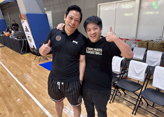战神代理总教练许皓程(左)与总经理林佑廷。(黄及人摄)