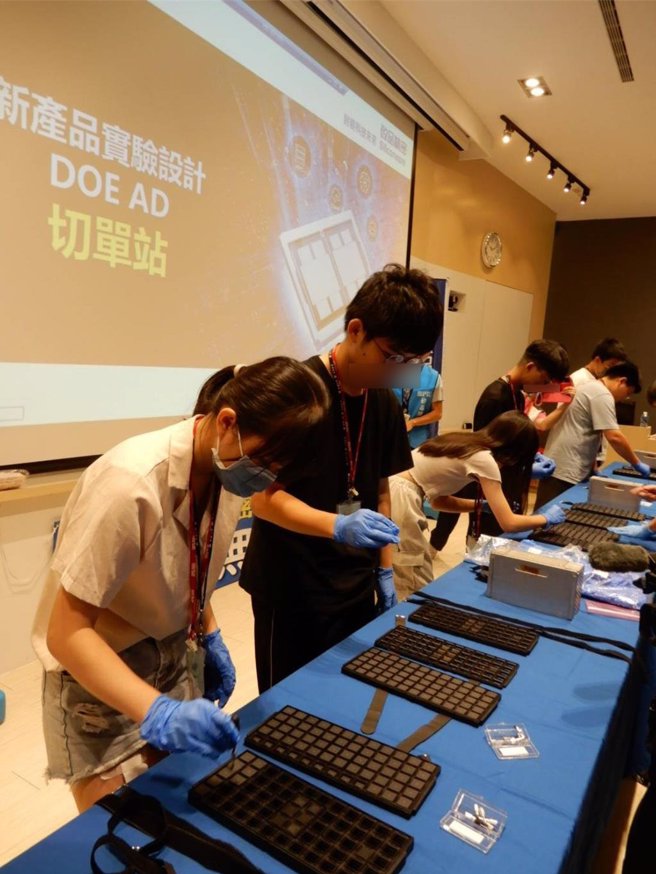 彰化家扶高中生参与硅品工程师设计的实验设计工作坊，实际动手实验，体验制程工程师日常工作。（硅品公司提供／叶静美彰化传真）