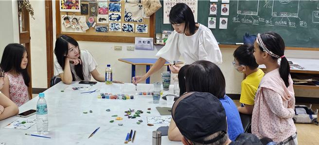 小琉球藝術家林佩瑜講授如何運用海廢玻璃繪製小琉球海灘貨幣。（海委會提供／林雅惠高雄傳真）