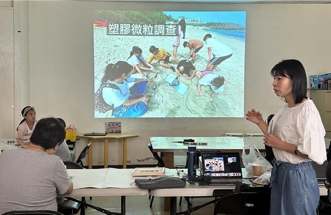 小琉球藝術家林佩瑜講授海洋保育課程。（海委會提供／林雅惠高雄傳真）