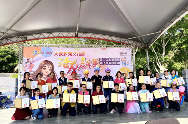 区长颁发感谢状给参与活动的学校、团体及民眾。(大安区公所提供)