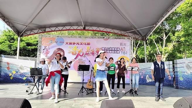 全安里连马世骁里长奔放乐团演出。(大安区公所提供)