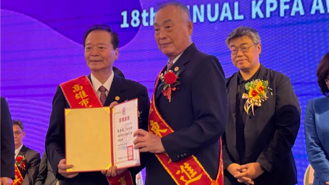 高雄市模範父親協會理事長黃良華（前左）表揚傑出父親。（柯宗緯攝）