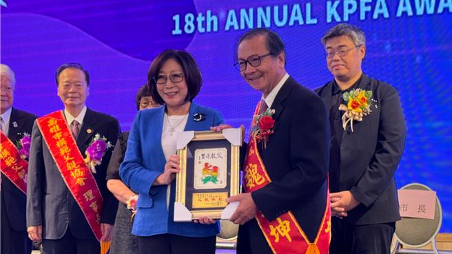 高雄市議長康裕成（前左）今出席高雄市模範父親協會舉辦的傑出父親表揚活動。（柯宗緯攝）