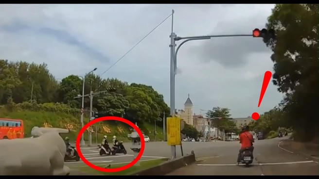兩名警員騎車要前往支援義民祭活動，因為路口紅燈急停，沒想到遭到自己人追撞。（翻攝爆料公社）