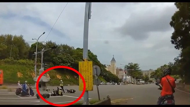 兩名警員騎車要前往支援義民祭活動，因為路口紅燈急停，沒想到遭到自己人追撞。（翻攝爆料公社）