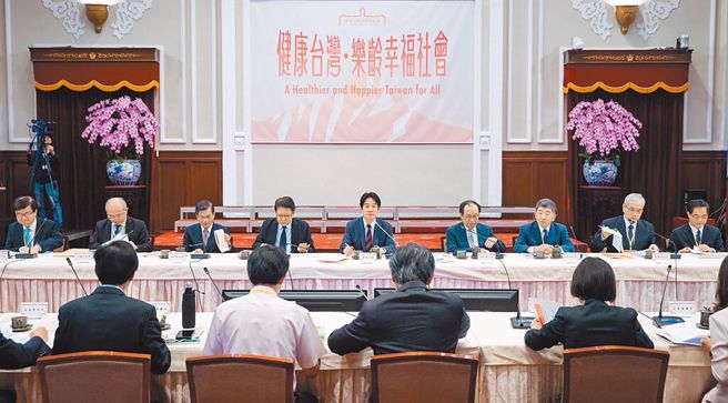 賴清德總統（後排中）在總統府主持「健康台灣推動委員會第1次委員會議」。（ 本報資料照／總統府提供）