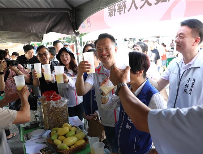 桃园市环保局24日办理第一届「桃园净零生活节」活动，现场展示绿色运具、食农教育、资源循环减废以及环保友善产品，向民眾推广绿色消费理念。（姜霏摄）