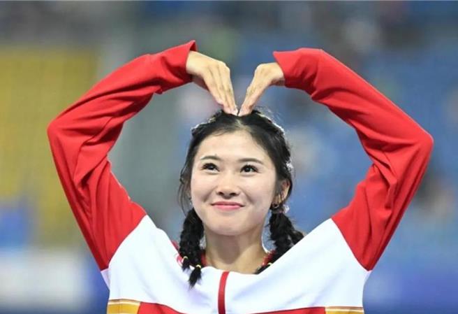 男子多次造谣诋毁陆田径女神被行拘，吴艳妮回应：邪不胜正。（极目新闻）