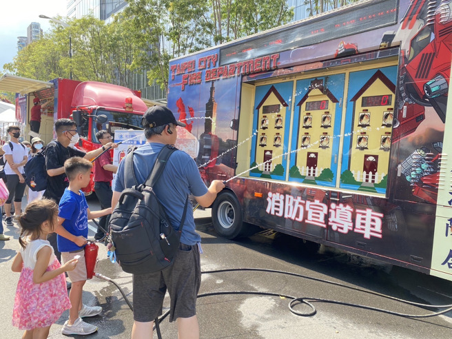 北市消防在现场举办园游会，并宣导各项急救及防灾观念。（黄仲瑜翻摄）