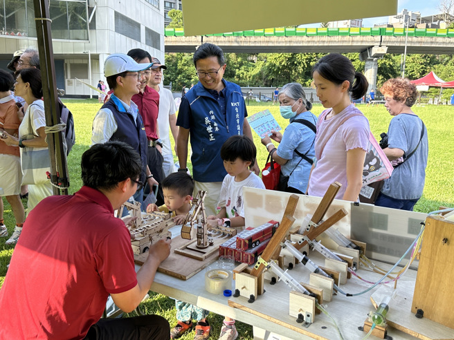北市消防在现场举办园游会，并宣导各项急救及防灾观念。（黄仲瑜翻摄）