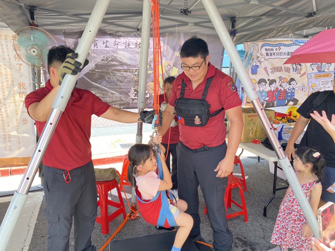 北市消防在现场举办园游会，并宣导各项急救及防灾观念。（黄仲瑜翻摄）