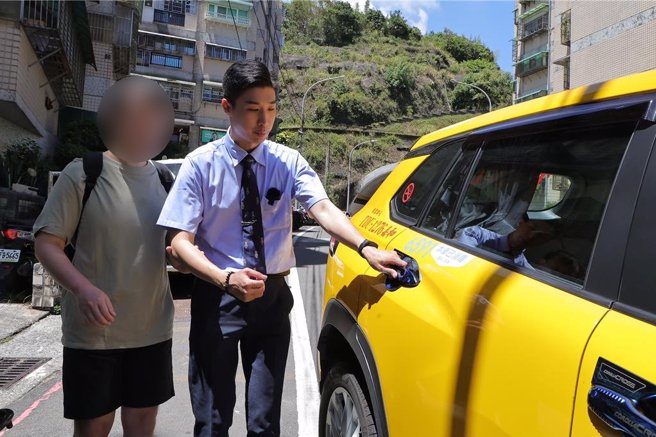 基隆市政府推出「视障者外出陪伴服务」政策，视障朋友可透过预约服务，由陪伴员外出陪同，解决生活中的各项不便。（基隆市政府提供／徐佑升基隆传真）