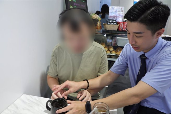 基隆市政府推出「视障者外出陪伴服务」政策，视障朋友可透过预约服务，由陪伴员外出陪同，解决生活中的各项不便。（基隆市政府提供／徐佑升基隆传真）